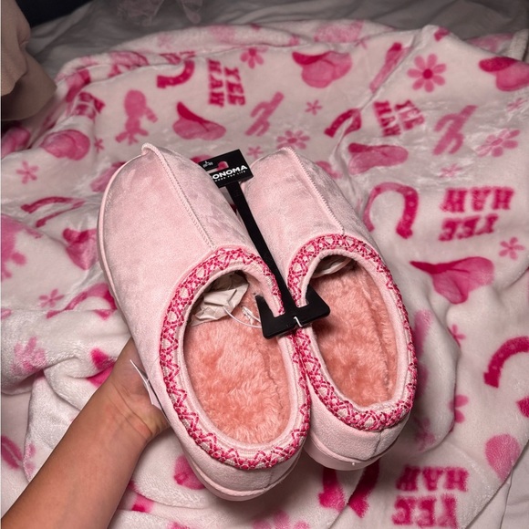 Pink Outdoor Indoor Slippers Fuzzy ๐ฉท๐โจ๐ - Picture 3 of 3